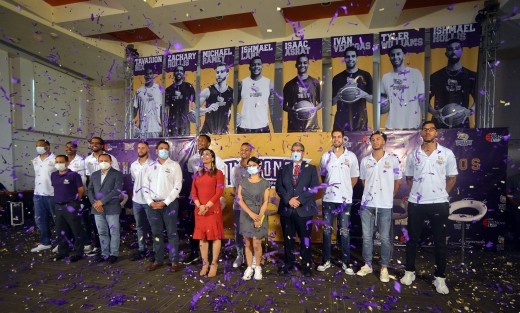 Este miércoles fue presentado oficialmente el roster del equipo de básquetebol Halcones de Xalapa, el cual iniciará su participación en la LNBP en el mes de octubre, devolviendo a la afición xalapeña el deporte ráfaga de nivel profesional.  