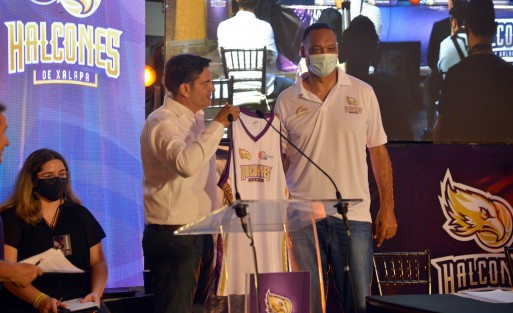 El presidente del Club Halcones de Xalapa, Ángel Morales Blanchet presentó a Brian Maurice Rowson como el nuevo entrenador en jefe del equipo, a quien pidió llevar a un vuelo muy alto a los Halcones, ser protagonistas y representar dignamente a la capital y al Estado de Veracruz en la temporada 2021 de la Liga Nacional de Baloncesto Profesional.