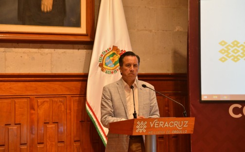 El gobernador Cuitláhuac García Jiménez lanzó nuevamente un llamado a la población en general a seguir manteniendo la sana distancia y las demás medidas sanitarias para parar la ola de contagios. 