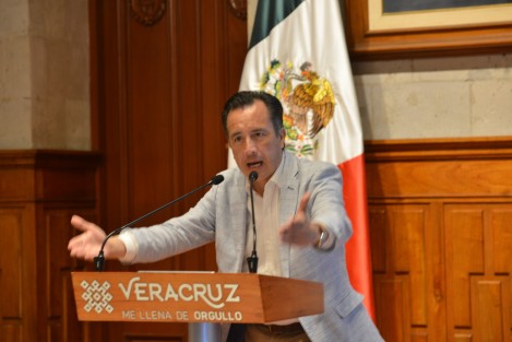 El semáforo amarillo estatal nos impide cerrar actividades económicas, dijo el gobernador Cuitláhuac García al ser cuestionado si se intentará reducir la movilidad en Xalapa y Veracruz ante su semáforo rojo local. Volvió a pedir a la población cuidarse ante el COVID.
