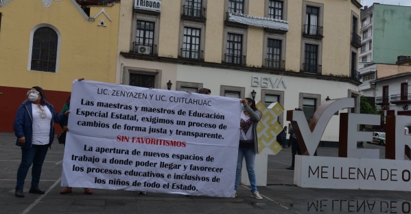 Un grupo profesores se manifestaron en Plaza Lerdo demandando una forma justa y transparente en el cambio de adscripciones, pues aseguran que los mismos se otorgan con favoritismo y <em>palancas</em>.  
