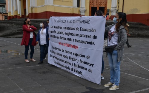 Un grupo profesores se manifestaron en Plaza Lerdo demandando una forma justa y transparente en el cambio de adscripciones, pues aseguran que los mismos se otorgan con favoritismo y <em>palancas</em>.  