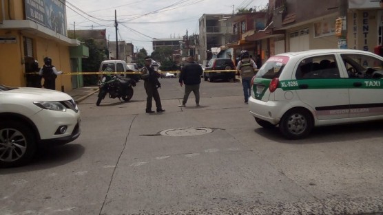 Poco antes del mediodía de este jueves se registró movilización policiaca en la colonia Progreso Macuiltépetl, luego del asalto a una mujer. Los dos asaltantes fueron perseguidos  por elementos de la SSP, quienes repelieron su ataque hiriendo a uno de ellos y deteniendo a ambos.