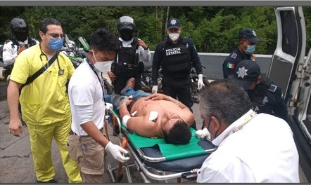 Poco antes del mediodía de este jueves se registró movilización policiaca en la colonia Progreso Macuiltépetl, luego del asalto a una mujer. Los dos asaltantes fueron perseguidos  por elementos de la SSP, quienes repelieron su ataque hiriendo a uno de ellos y deteniendo a ambos.