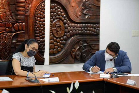 a Universidad Veracruzana (UV) y la Secretaría de Educación de Veracruz (SEV), encabezadas por Sara Ladrón de Guevara, rectora de esta casa de estudios, y Zenyazen Roberto Escobar García, titular de la dependencia estatal, firmaron este jueves un convenio de colaboración específico que establece las bases y mecanismos para el desarrollo del proyecto 