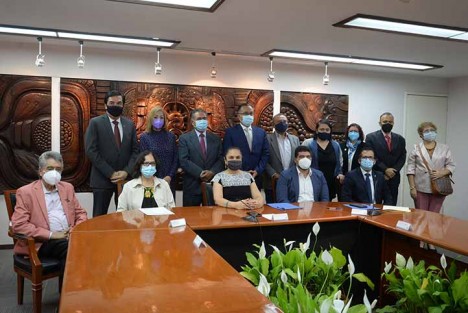 a Universidad Veracruzana (UV) y la Secretaría de Educación de Veracruz (SEV), encabezadas por Sara Ladrón de Guevara, rectora de esta casa de estudios, y Zenyazen Roberto Escobar García, titular de la dependencia estatal, firmaron este jueves un convenio de colaboración específico que establece las bases y mecanismos para el desarrollo del proyecto Bosque Escuela. 