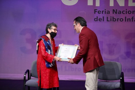 En el Teatro del Estado, el mandatario entregó merecido reconocimiento a tres veracruzanas que han dedicado su vida a las letras: Ester Hernández Palacios (escritora, investigadora y académica), Leticia Tarragó (ilustradora de numerosas colecciones editoriales y libros de texto) y Mercedes Lozano Ortega (exdirectora de la Facultad de Letras Españolas de la Universidad Veracruzana).