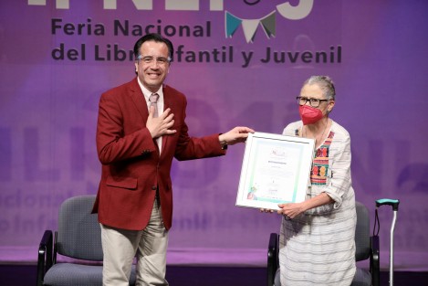 En el Teatro del Estado, el mandatario entregó merecido reconocimiento a tres veracruzanas que han dedicado su vida a las letras: Ester Hernández Palacios (escritora, investigadora y académica), Leticia Tarragó (ilustradora de numerosas colecciones editoriales y libros de texto) y Mercedes Lozano Ortega (exdirectora de la Facultad de Letras Españolas de la Universidad Veracruzana).
