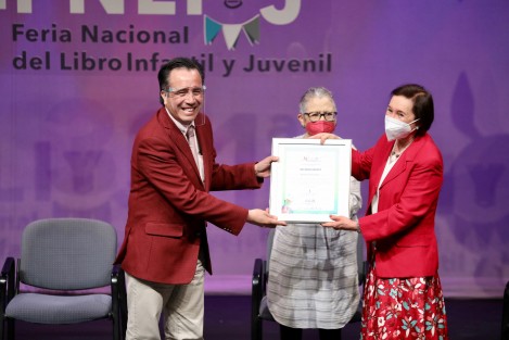 En el Teatro del Estado, el mandatario entregó merecido reconocimiento a tres veracruzanas que han dedicado su vida a las letras: Ester Hernández Palacios (escritora, investigadora y académica), Leticia Tarragó (ilustradora de numerosas colecciones editoriales y libros de texto) y Mercedes Lozano Ortega (exdirectora de la Facultad de Letras Españolas de la Universidad Veracruzana).