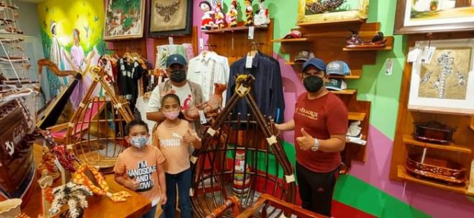 Con el objetivo de impulsar el trabajo de las y los artesanos de nuestro municipio, el H. Ayuntamiento de Teocelo continúa colaborando con  la tienda <em>Veracruz Me Llena de Orgullo</em> en plaza El Dorado en Boca del Río Veracruz. El alcalde Mario Antonio Chama Díaz, en compañía de sus dos hijos, Estrellita y el pequeño Leoncio Chama, además del Director de Turismo y Cultura del municipio, Julio César Casas Casas, entregaron  nuevos muebles y artesanías de bambú de la comunidad de Monte Blanco, para su exhibición y venta.