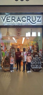 Con el objetivo de impulsar el trabajo de las y los artesanos de nuestro municipio, el H. Ayuntamiento de Teocelo continúa colaborando con  la tienda <em>Veracruz Me Llena de Orgullo</em> en plaza El Dorado en Boca del Río Veracruz. El alcalde Mario Antonio Chama Díaz, en compañía de sus dos hijos, Estrellita y el pequeño Leoncio Chama, además del Director de Turismo y Cultura del municipio, Julio César Casas Casas, entregaron  nuevos muebles y artesanías de bambú de la comunidad de Monte Blanco, para su exhibición y venta. 