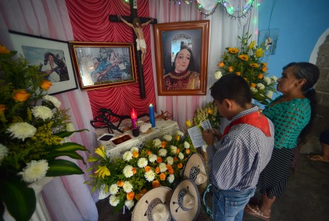 Como desde hace 45 años la señora Rafaela Yobal  y su familia prepararon el atole y bocadillos para darle a los danzantes que llegan hasta su casa para iniciar la noche de los cencerros que es parte las actividades de las fiestas patronales de Xico.