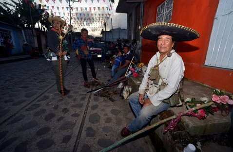 La tarde del Sábado niños, jóvenes y adultos portaron una vez más sus cencerros colgados a la cintura y pecho con los cuales bailan, brincan y dan vueltas avisando con ese peculiar sonido, dónde se ubica la casa de los mayordomos de la Santa María Magadalena.