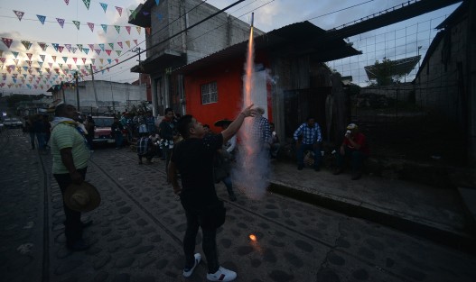 La tarde del Sábado niños, jóvenes y adultos portaron una vez más sus cencerros colgados a la cintura y pecho con los cuales bailan, brincan y dan vueltas avisando con ese peculiar sonido, dónde se ubica la casa de los mayordomos de la Santa María Magadalena.