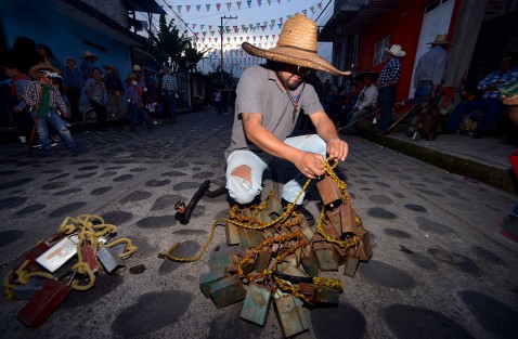 La tarde del Sábado niños, jóvenes y adultos portaron una vez más sus cencerros colgados a la cintura y pecho con los cuales bailan, brincan y dan vueltas avisando con ese peculiar sonido, dónde se ubica la casa de los mayordomos de la Santa María Magadalena.