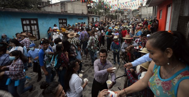 Familias completas participan de esta tradición que inicia desde la siete de la noche y culmina por la madrugada, organizados por barrios en su mayoría, cada grupo o familia de cencerreros lleva un toro al que dan un nombre especial y son guiados por un líder que porta un bastón con cuernos o una vara en forma de ellos.