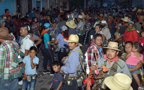 Familias completas participan de esta tradición que inicia desde la siete de la noche y culmina por la madrugada, organizados por barrios en su mayoría, cada grupo o familia de cencerreros lleva un toro al que dan un nombre especial y son guiados por un líder que porta un bastón con cuernos o una vara en forma de ellos.