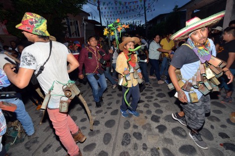 Familias completas participan de esta tradición que inicia desde la siete de la noche y culmina por la madrugada, organizados por barrios en su mayoría, cada grupo o familia de cencerreros lleva un toro al que dan un nombre especial y son guiados por un líder que porta un bastón con cuernos o una vara en forma de ellos.