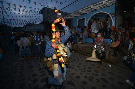 Familias completas participan de esta tradición que inicia desde la siete de la noche y culmina por la madrugada, organizados por barrios en su mayoría, cada grupo o familia de cencerreros lleva un toro al que dan un nombre especial y son guiados por un líder que porta un bastón con cuernos o una vara en forma de ellos.