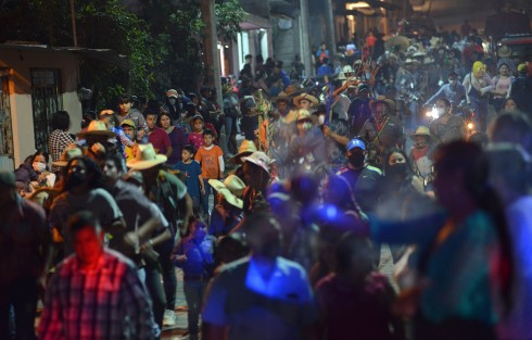Nuevamente la población de Xico se hace notar por la falta de atención a los llamados de las autoridades a evitar más contagios por COVID-19, los encerreros, en su mayoría e la edad en que actualmente se presentan la mayor caso de esta enfermedad que sigue atando al mundo, menos a los xiqueños y visitantes asiduos a estas fiestas. 