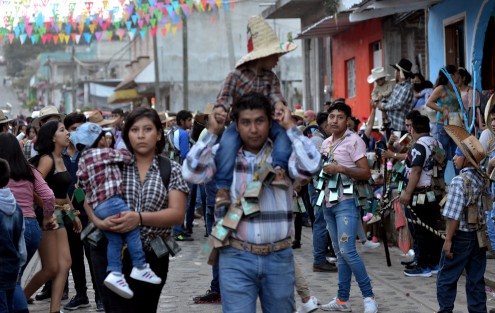 Nuevamente la población de Xico se hace notar por la falta de atención a los llamados de las autoridades a evitar más contagios por COVID-19, los encerreros, en su mayoría e la edad en que actualmente se presentan la mayor caso de esta enfermedad que sigue atando al mundo, menos a los xiqueños y visitantes asiduos a estas fiestas. 