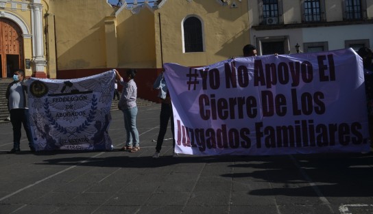 Abogados se manifestaron en Plaza Lerdo por la desaparición de 29 juzgados por parte de PJEV, afectando a personas que ahora deberán trasladarse hacia lugares lejanos para continuar con sus juicios. 