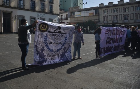 Abogados se manifestaron en Plaza Lerdo por la desaparición de 29 juzgados por parte de PJEV, afectando a personas que ahora deberán trasladarse hacia lugares lejanos para continuar con sus juicios. 