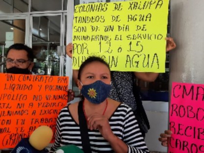 Un pequeño grupo de habitantes de colonias de la ciudad se manifestaron por el desabasto de agua que ha tiene dos semanas.