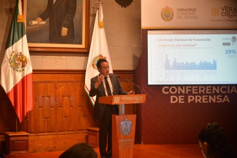  El gobernador Cuitláhuac García Jiménez informó que en estos días llegará un nuevo embarque de vacunas anti-COVID-19 a la entidad, con las que podrá iniciar la cobertura del grupo etario de 30 a 39 años en los municipios de Xalapa y Veracruz, logística que será anunciada tras la sesión del Comité Técnico de Vacunación del próximo jueves.