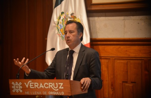 Veracruz lleva un avance del 30 por ciento en el Plan Nacional de Vacunación, con excelente respuesta de la ciudadanía, al tiempo que la hospitalización sigue siendo baja; no obstante, el mandatario insistió en el llamado a los jóvenes de evitar fiestas y espacios con aglomeraciones, toda vez que ha incrementado el número de contagios activos, actualmente con 2 mil 586.