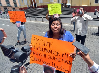 La señora Teresa Méndez López, se manifestó frente a Palacio de Gobierno junto con vecinos y abogados, para hacer pública su denuncia por maltrato por parte de su ex pareja, Israel Muñoz García. Asegura que pese a su denuncia, nada se ha hecho contra él, por lo que vive con temor de que atente contra su vida.  