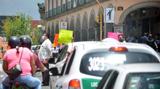 La señora Teresa Méndez López, se manifestó frente a Palacio de Gobierno junto con vecinos y abogados, para hacer pública su denuncia por maltrato por parte de su ex pareja, Israel Muñoz García. Asegura que pese a su denuncia, nada se ha hecho contra él, por lo que vive con temor de que atente contra su vida.  