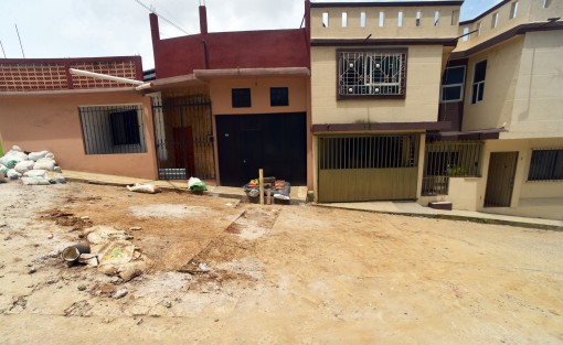 A casi veinte días de que trabajadores de CMAS cerraron la calle Agua Dulce de la colonia Rafael Hernández Ochoa,  por la introducción de drenaje a un particular no se ve ningún avance en la obra a pesar de que a decir del propietario le cobraron casi cien mil pesos por dichos trabajos.