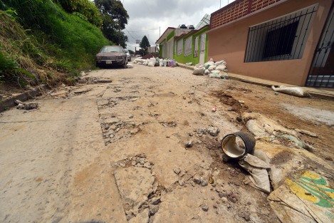 A casi veinte días de que trabajadores de CMAS cerraron la calle Agua Dulce de la colonia Rafael Hernández Ochoa,  por la introducción de drenaje a un particular no se ve ningún avance en la obra a pesar de que a decir del propietario le cobraron casi cien mil pesos por dichos trabajos.