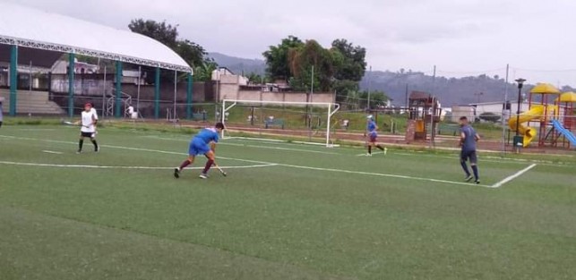 Como resultado de la reunión entre el alcalde Mario Antonio Chama Díaz con el entrenador del Club de Hockey de Teocelo, Mtro. Juan Carlos González Campos, y con la Mtra. Olga Riveros Rivadeneyra, el pasado 26 de junio, el día de hoy se ve materializado el apoyo por parte del Alcalde Mario Chama y el Sistema Municipal DIF que Preside Mara Chama Villa, al Selectivo de Teocelo que representará al Estado de Veracruz en el Torneo Nacional Juvenil Deportivo Durango 2021.
