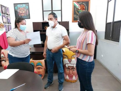 Como resultado de la reunión entre el alcalde Mario Antonio Chama Díaz con el entrenador del Club de Hockey de Teocelo, Mtro. Juan Carlos González Campos, y con la Mtra. Olga Riveros Rivadeneyra, el pasado 26 de junio, el día de hoy se ve materializado el apoyo por parte del Alcalde Mario Chama y el Sistema Municipal DIF que Preside Mara Chama Villa, al Selectivo de Teocelo que representará al Estado de Veracruz en el Torneo Nacional Juvenil Deportivo Durango 2021.