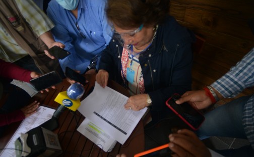 Flores Saviaga afirmó que el Poder Judicial está <em>manejado</em> desde la Secretaría de Finanzas, pues la administradora, Joana Marlen Flores, ex secretaria  particular del subsecretario de Finanzas, Eleazar Guerrero, contrató 150 personas que ni siquiera reúnen el perfil para los cargos. Además descartó el déficit de más de 500 mdp. 