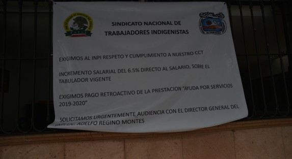 Integrantes de la Sección 86 del Sindicato Nacional de Trabajadores Indígenistas (SNTI), realizan una protesta en las instalaciones del  Instituto Nacional de Pueblos Indígenas (INPI) en Xalapa, en demanda de respeto y cumplimiento al Contrato Colectivo de Trabajo y entrega de diversas prestaciones.  