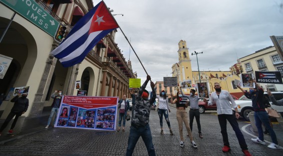 Un grupo ciudadanos cubanos residentes en Veracruz, se manifestaron en el centro de la ciudad  de Xalapa, en apoyo a la exigencia de sus paisanos en la Isla de respeto a los derechos humanos y libertad en aquel país.