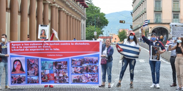 Un grupo ciudadanos cubanos residentes en Veracruz, se manifestaron en el centro de la ciudad  de Xalapa, en apoyo a la exigencia de sus paisanos en la Isla de respeto a los derechos humanos y libertad en aquel país.
