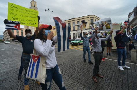 Un grupo ciudadanos cubanos residentes en Veracruz, se manifestaron en el centro de la ciudad  de Xalapa, en apoyo a la exigencia de sus paisanos en la Isla de respeto a los derechos humanos y libertad en aquel país. 