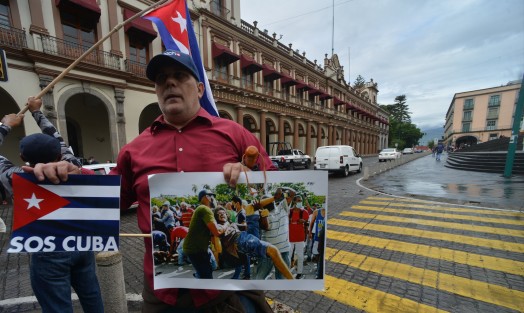 Un grupo ciudadanos cubanos residentes en Veracruz, se manifestaron en el centro de la ciudad  de Xalapa, en apoyo a la exigencia de sus paisanos en la Isla de respeto a los derechos humanos y libertad en aquel país. 