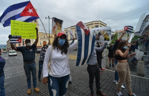 Un grupo ciudadanos cubanos residentes en Veracruz, se manifestaron en el centro de la ciudad  de Xalapa, en apoyo a la exigencia de sus paisanos en la Isla de respeto a los derechos humanos y libertad en aquel país. 