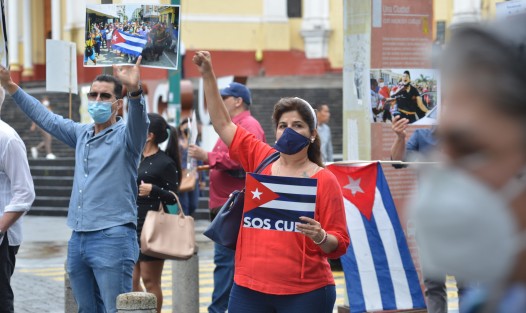 Un grupo ciudadanos cubanos residentes en Veracruz, se manifestaron en el centro de la ciudad  de Xalapa, en apoyo a la exigencia de sus paisanos en la Isla de respeto a los derechos humanos y libertad en aquel país. 
