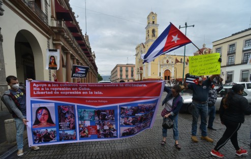 Un grupo ciudadanos cubanos residentes en Veracruz, se manifestaron en el centro de la ciudad  de Xalapa, en apoyo a la exigencia de sus paisanos en la Isla de respeto a los derechos humanos y libertad en aquel país. 