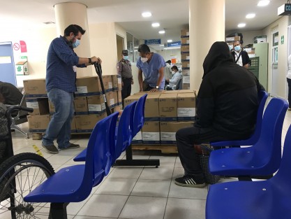Mientras familiares niños con cáncer en Veracruz han realizado diversas protestas incluso hoy en CDMX, el el Centro Estatal de Cancerología se puede observar la llegada de medicamentos, quizá no todos los necesarios, pero pacientes informaron que algunos que hace unos días no había, este martes sí pudieron surtirlos. 