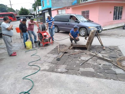 En Tlapacoyan, personal de la Dirección de Agua y Saneamiento del Municipio se da a la tarea de atender los llamados de la población ante las afectaciones por inundaciones tras las intensas lluvias de la temporada.