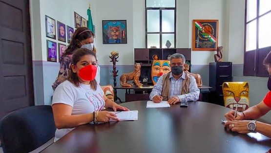 El alcalde Mario Antonio Chama Díaz y la Síndica Municipal, llevaron a cabo la firma del Convenio Específico de Coordinación Interinstitucional para la ejecución del Programa Calidad y Espacios para la Vivienda <em>Construcción para cuartos dormitorios</em> para familias en situación extrema de pobreza a desarrollarse en el municipio de Teocelo. 