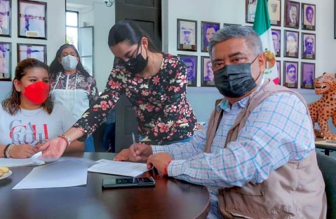  La firma del convenio se realizó entre el H. Ayuntamiento y el  Instituto Veracruzano de la Vivienda, con lo que se da continuidad a los programas de vivienda para la población Teocelana gestionados por el Sistema Municipal DIF Teocelo a cargo de su presidenta Mara Chama Villa con los censos domiciliarios realizados en meses pasados.