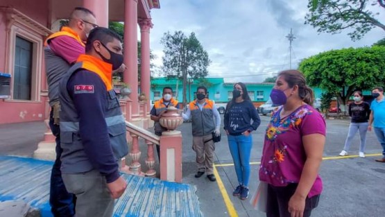 La Síndica Municipal de Teocelo, Ver., Zayra del Carmen Martínez Andrade, en coordinación con los Titulares de Protección Civil, Elvis González Solano; de Comercio,  Francisco Villa Carrera, además del Enlace Regional Coatepec de Protección Civil, Gabriel Landa Morales y personal de parques y jardines, dan continuidad a acordonamiento del Parque Revolución y áreas publicas del primer cuadro de la ciudad, con el objetivo de reforzar las medidas preventivas de distanciamiento social y reducción de movilidad urbana de la Campaña Estatal Preventiva Contra la Tercera Ola de Contagios.